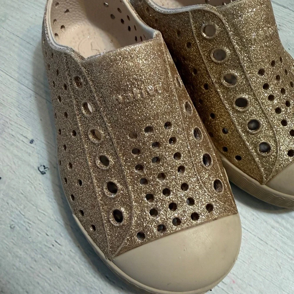 Native Jefferson girls slip on shoes gold glitter little kids‎ size 7
